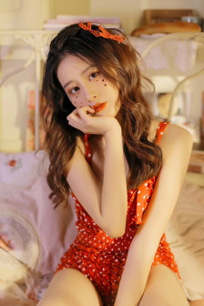 女性黑色蕾丝抹胸开叉短裙穿搭